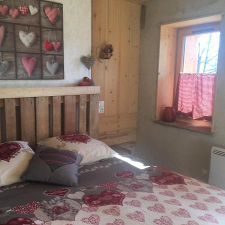Bed and Breakfast La Gravinette Cruet Экстерьер фото